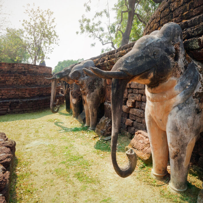 Sculpture d’éléphant ancienne au temple Wat Phra kaeo dans le parc historique de Kamphaeng Phet