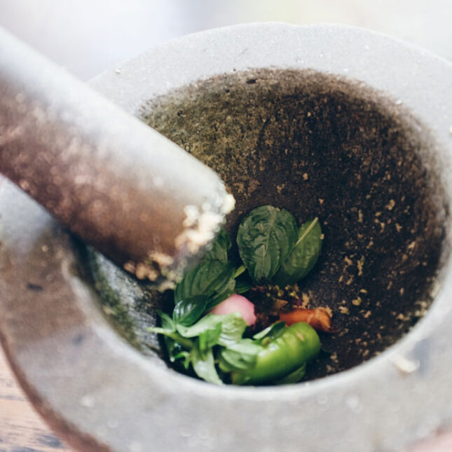 Préparation d'un curry thaï au pilon