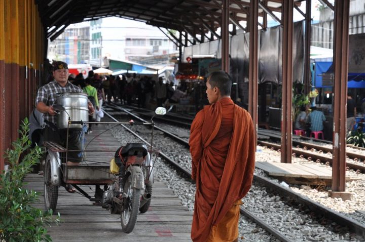 Les marchés de Bangkok en train