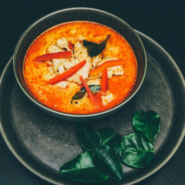 Préparation d'un curry rouge au poulet