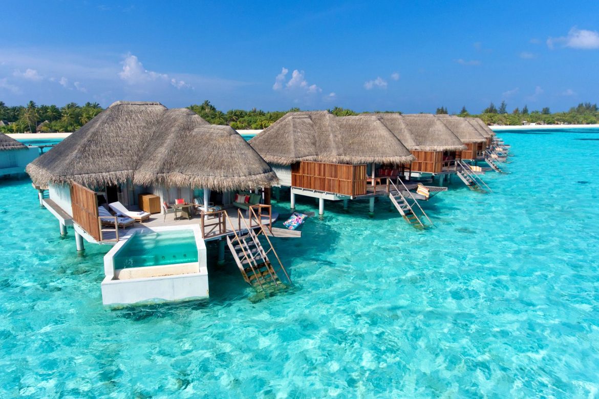Chambre d’hôtel sur pilotis ou villa plage aux Maldives
