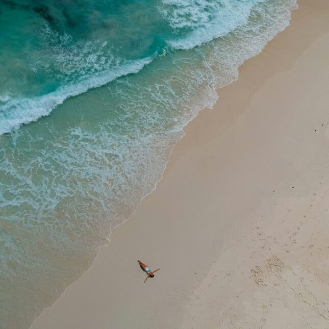 Sur la plage aux Seychelles