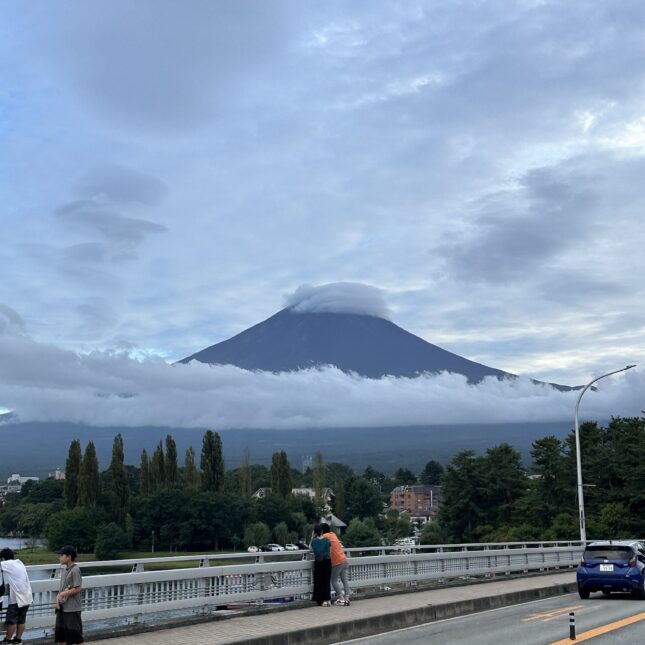 Le mont Fuji et son chapeau nuageux