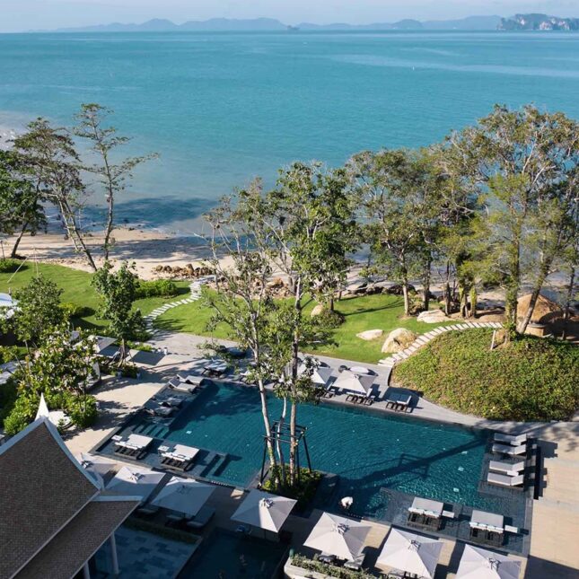 La piscine et la plage du Banyan Tree Krabi