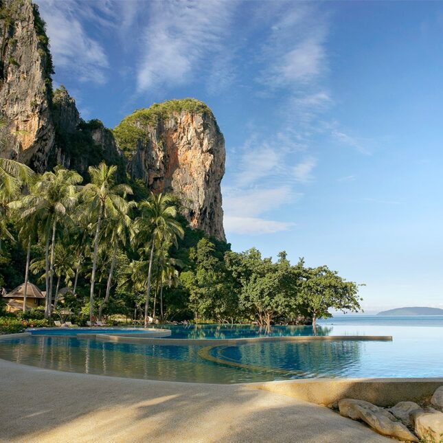 Vue depuis la piscine au Rayavadee