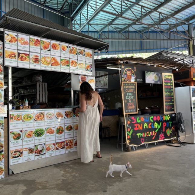 Street food dans le village de Pan Buri