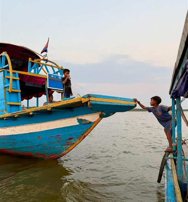 promenade en bateau traditionnel sur le Tonlé Sap